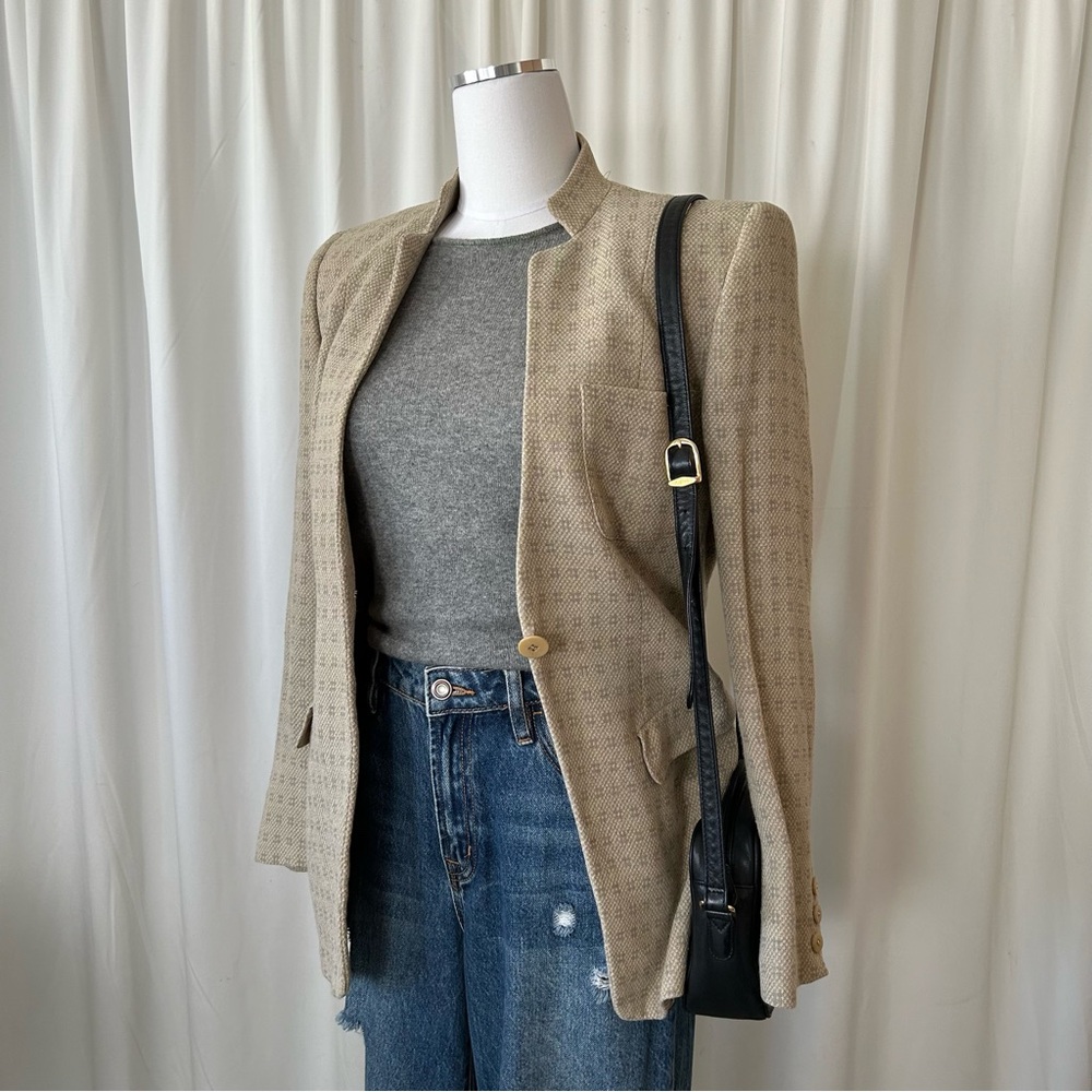 VTG 1990s Giorgio Armani Le Collezioni Collarless single-button closure Blazer. - Picture 7 of 13